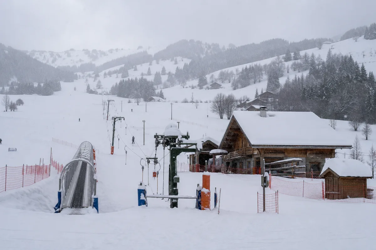 Panneau de départ des pistes dans une station familiale de Savoie sous la neige